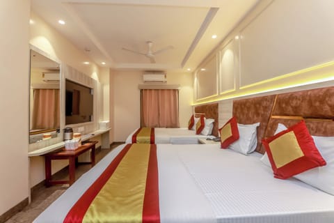Family Room | Desk, laptop workspace, free WiFi