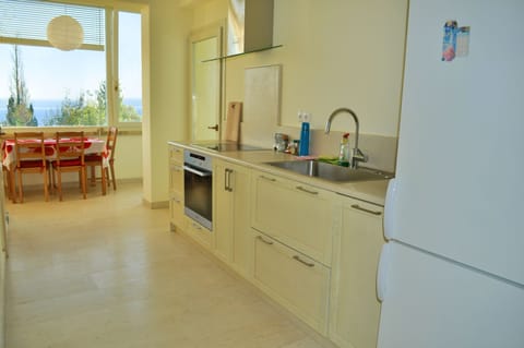 Deluxe Apartment | Private kitchen | Fridge, oven, stovetop, coffee/tea maker