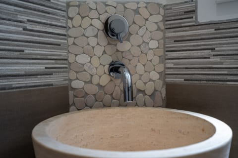 Studio | Bathroom | Shower, rainfall showerhead, free toiletries, hair dryer