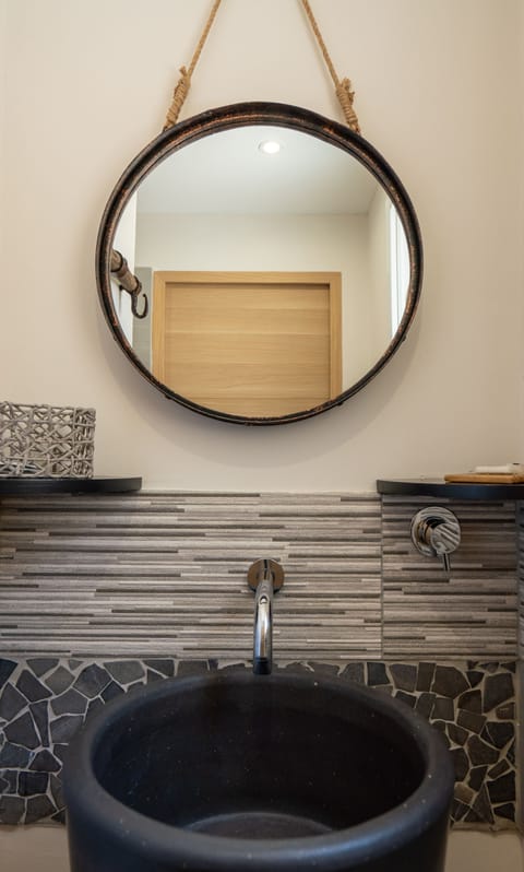 Studio | Bathroom | Shower, rainfall showerhead, free toiletries, hair dryer