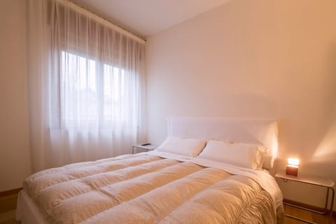 Comfort Double Room, 1 Queen Bed | Individually furnished, soundproofing, free WiFi, bed sheets