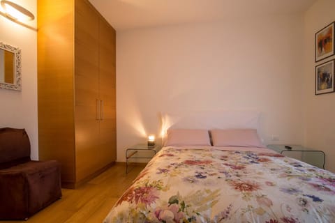 Comfort Double Room, 1 Queen Bed | Individually furnished, soundproofing, free WiFi, bed sheets