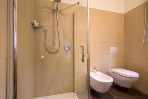 Comfort Double Room, 1 Queen Bed | Bathroom | Shower, rainfall showerhead, free toiletries, hair dryer