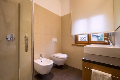 Comfort Double Room, 1 Queen Bed | Bathroom | Shower, rainfall showerhead, free toiletries, hair dryer