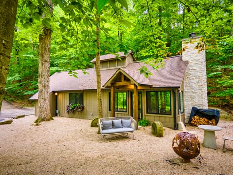 Romantic Cabin, 1 King Bed, Non Smoking, Kitchenette | Individually decorated, individually furnished, iron/ironing board