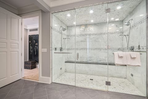 Signature Room, 1 King Bed, Non Smoking, Ground Floor | Bathroom | Free toiletries, hair dryer, towels, soap