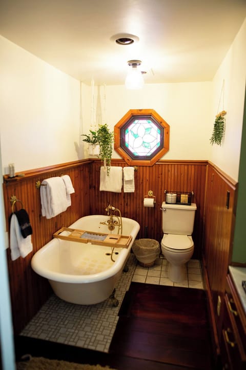 Vintage | Bathroom | Hair dryer, towels, soap, shampoo