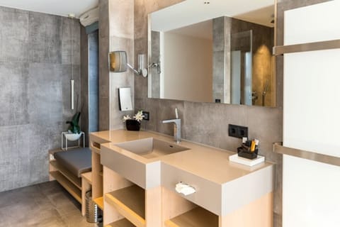Deluxe Suite | Bathroom | Deep soaking tub, rainfall showerhead, free toiletries, hair dryer