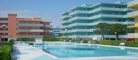 3 outdoor pools, pool umbrellas