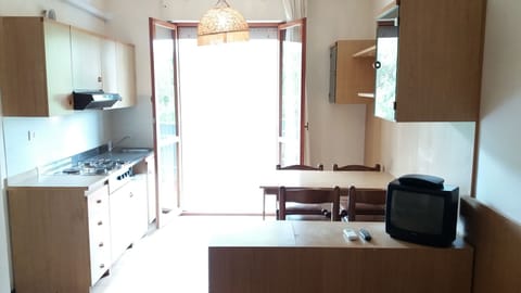 Full-size fridge, stovetop, cookware/dishes/utensils