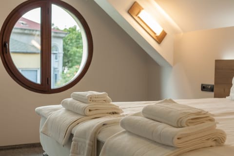 Studio | Minibar, iron/ironing board, free cribs/infant beds, free WiFi