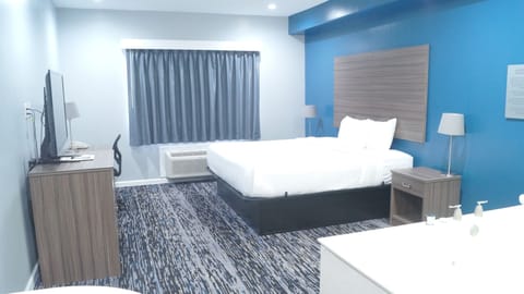 Deluxe Suite, 1 King Bed, Jetted Tub | 1 bedroom, Frette Italian sheets, premium bedding, desk