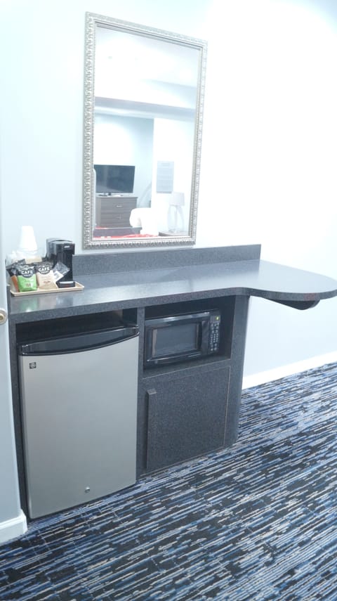 Deluxe Suite, 1 King Bed, Jetted Tub | 1 bedroom, Frette Italian sheets, premium bedding, desk