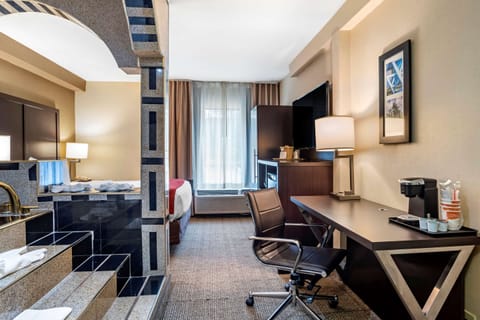 Room, 1 Queen Bed, Non Smoking | Pillowtop beds, in-room safe, desk, laptop workspace