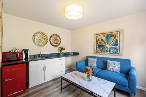 Standard Suite, 1 King Bed | Living area | Flat-screen TV