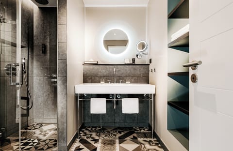 Junior Suite | Bathroom | Shower, free toiletries, hair dryer, slippers