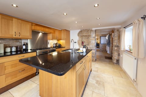 Exclusive Cottage, 3 Bedrooms | Shared kitchen | Electric kettle, toaster, highchair, cookware/dishes/utensils