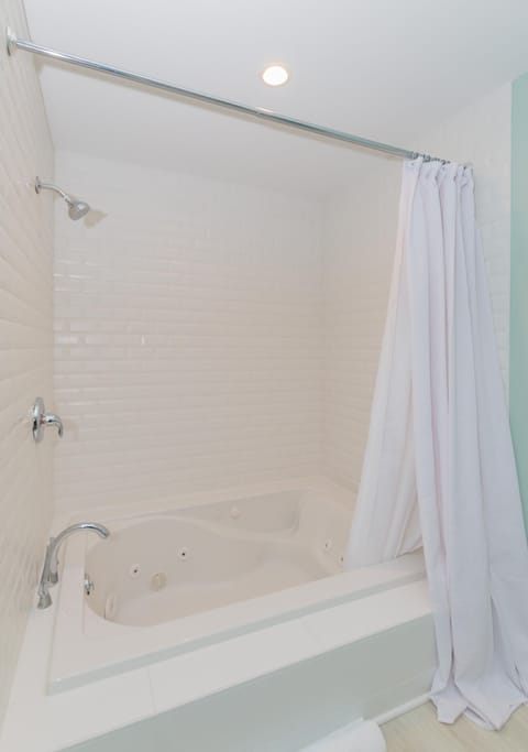 Double Room (Kenyetto) | Bathroom | Free toiletries, hair dryer, towels