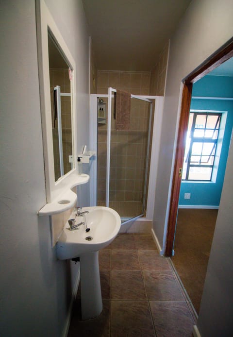 Shower, free toiletries, towels