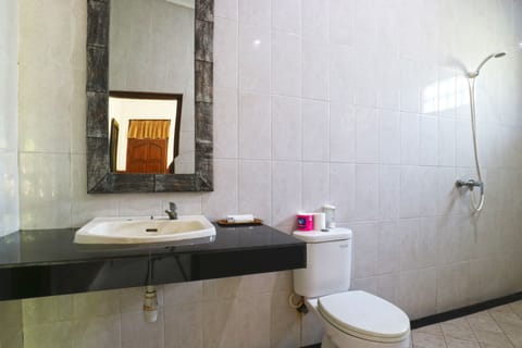 Deluxe Room | Bathroom | Shower, free toiletries, towels