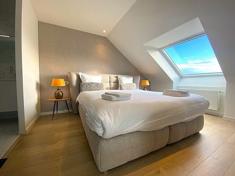 Deluxe Double Room, 1 King Bed | Minibar, in-room safe, individually furnished, desk