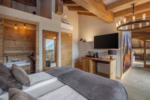 Suite Alpina | Minibar, in-room safe, individually decorated, individually furnished