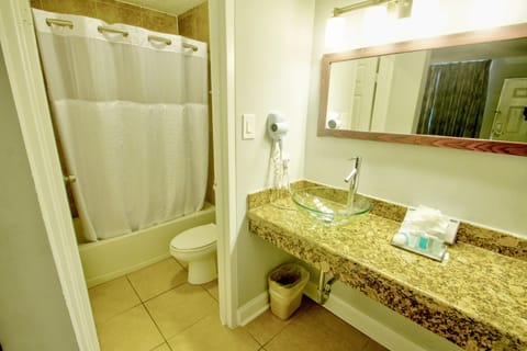 Combined shower/tub, free toiletries, hair dryer, towels