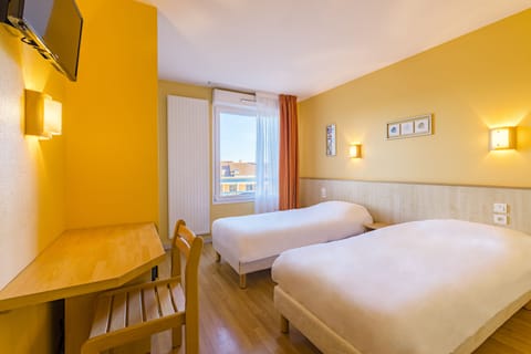 Desk, soundproofing, free cribs/infant beds, bed sheets