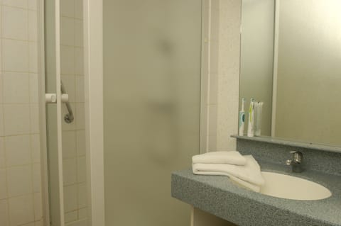 Apartment, 2 Bedrooms | Bathroom | Shower, towels