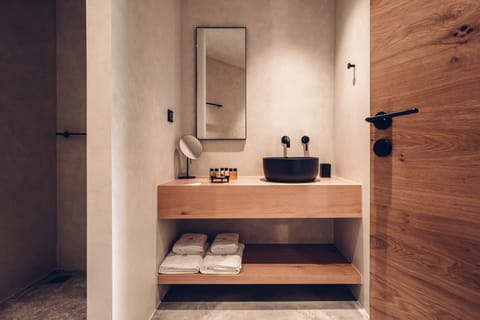 Rainfall showerhead, free toiletries, hair dryer, slippers