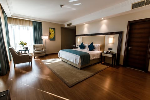 Deluxe Suite (Free Shuttle Bus to The Beach and Marina Mall) | Egyptian cotton sheets, premium bedding, in-room safe