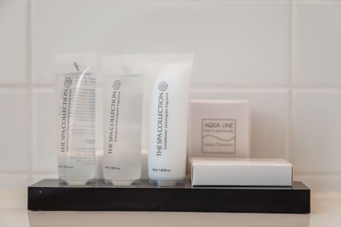 Luxury Double Room | Bathroom amenities | Free toiletries, towels, soap, shampoo