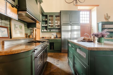 Grand House, 4 Bedrooms, Mountain View | Private kitchen | Electric kettle