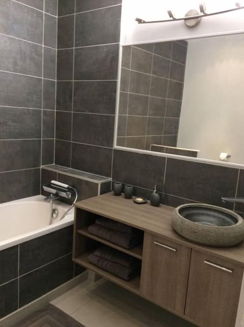 Deluxe Double Room, Bathtub (Spacieuse) | Bathroom | Shower, towels