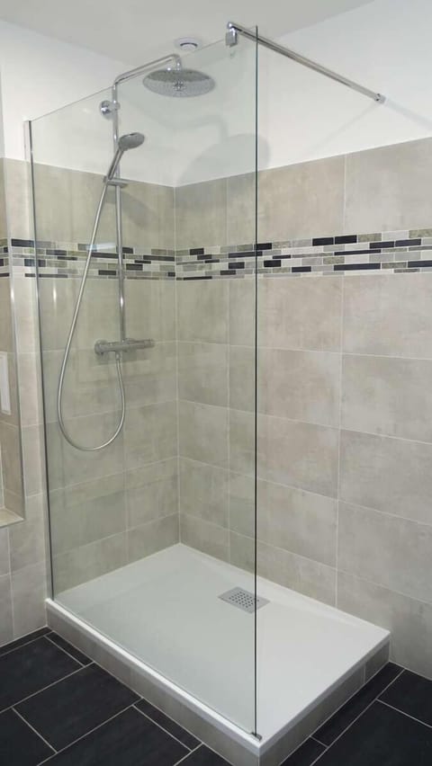 Twin Room, with rolloway bed (Les Libergeons) | Bathroom shower