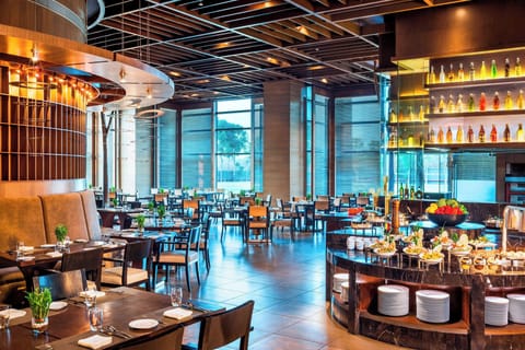 2 restaurants; breakfast, lunch, dinner, and brunch served