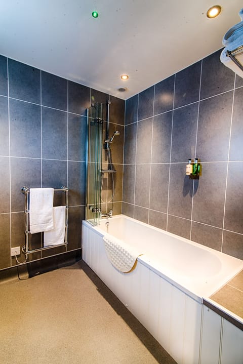 Deluxe Double Room | Bathroom | Free toiletries, hair dryer, towels