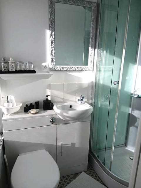 Classic Double Room (Rouge) | Bathroom | Free toiletries, hair dryer, towels, toilet paper