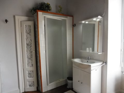 Room (annexe) | Bathroom | Shower, free toiletries, towels