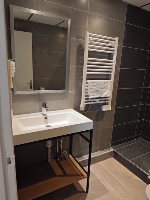 Twin Room (Faidherbe) | Bathroom | Free toiletries, hair dryer, towels