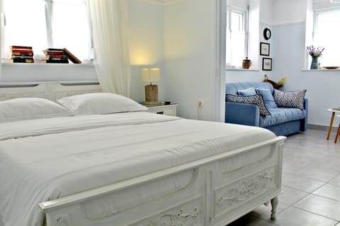 Traditional Studio Suite, City View, Corner | Iron/ironing board, cribs/infant beds, free WiFi, bed sheets