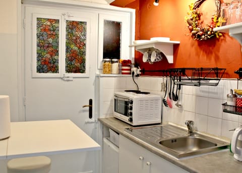 Traditional Studio Suite, City View, Corner | Private kitchen | Fridge, oven, stovetop, espresso maker