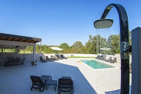 Seasonal outdoor pool, free cabanas, pool umbrellas