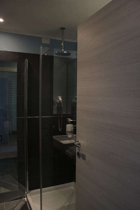 Shower, rainfall showerhead, free toiletries, hair dryer