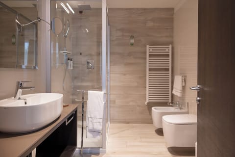 Garden Deluxe Room | Bathroom | Shower, rainfall showerhead, free toiletries, hair dryer