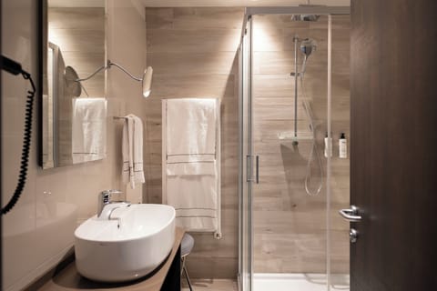 Superior Double or Twin Room, Lake View | Bathroom | Shower, rainfall showerhead, free toiletries, hair dryer