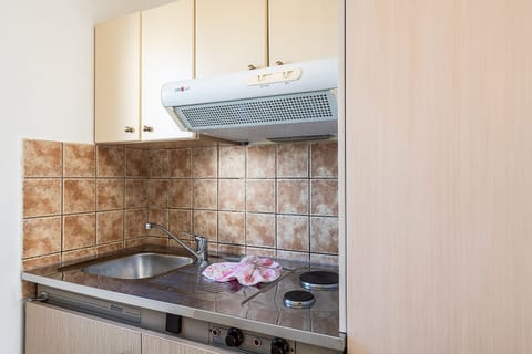 Fridge, coffee/tea maker, electric kettle