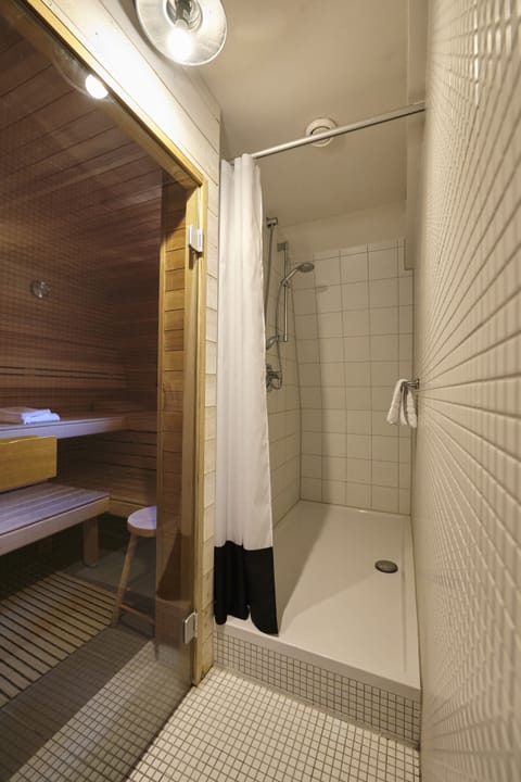 Deluxe Room, Sauna | Bathroom | Hair dryer, towels, soap, shampoo