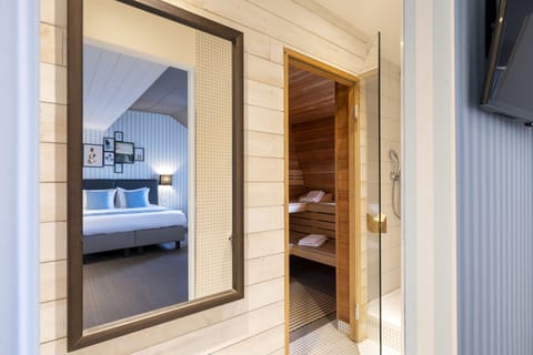 Deluxe Room, Sauna | Desk, free WiFi, bed sheets