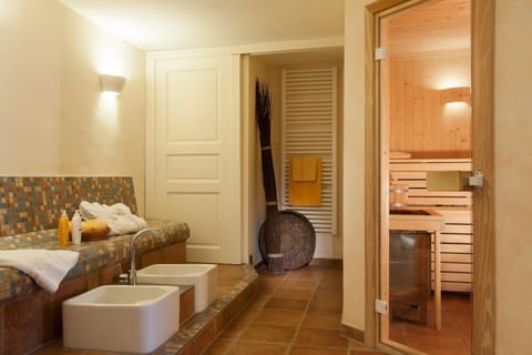 Body treatments, facials, massage/treatment rooms, massages